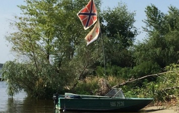 В Кременчуге заметили лодку с российским и советским флагами