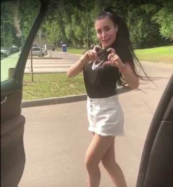 Брюнетка из Воронежа покорила сеть зажигательным танцем у авто
