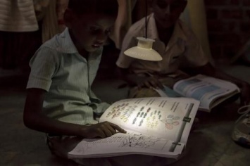 Компания Deciwatt создала «вечный» фонарь для бедных стран