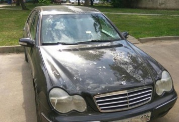 Неизвестные вандалы облили кислотой Mercedes в Воронеже