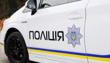 Запорожские полицейские поймали мужчину, который пытался вынести из магазина «кассу» (ФОТО)