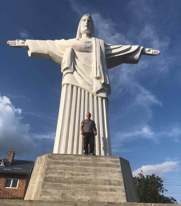 Копия бразильской. В Трускавце показали 12-метровую статую Христа