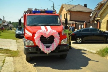 Пожарный приехал за невестой на спецмашине в Зеленодольске