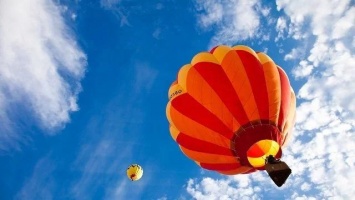 Полет затянулся: в Кировоградской области воздушный шар с людьми застрял на восьмиметровой высоте (ФОТО)