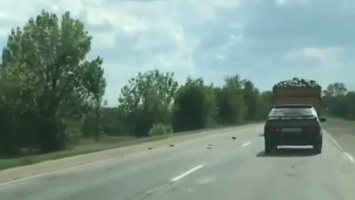 Полосатые "бомбы": в Крыму на трассу из грузовика посыпались арбузы