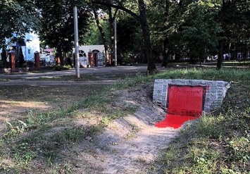 В Харькове памятник УПА облили красной краской