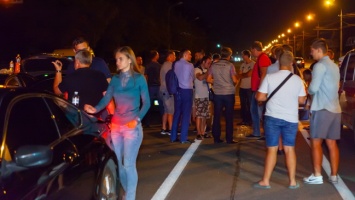 На Набережной Победы возмущенные местные жители перекрыли дорогу
