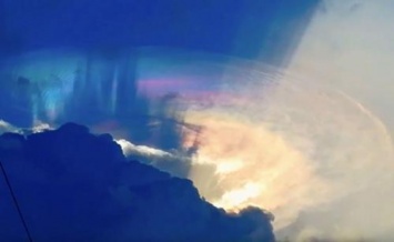 «Теория заговора»: Огромная тарелка инопланетян скрывалась за облаком - уфологи