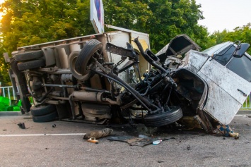 В Днепре пьяный водитель грузовика протаранил две легковушки. Погибли два человека. Фото и видео