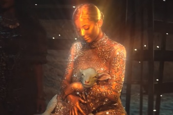 Кайли Дженнер в образе богини снялась в новом клипе своего бойфренда Трэвиса Скотта