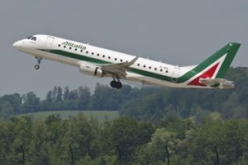 У итальянского авиалайнера Alitalia во время полета отказал двигатель