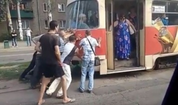 В Запорожье пассажиры толкали трамвай (Видео)