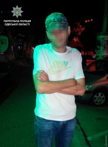 Патрульные задержали двух грабителей, которые сорвали цепочку с прохожего в центре Одессы