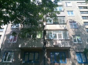В Днепропетровской области мужчина застрял между балконами многоэтажки (ФОТО)