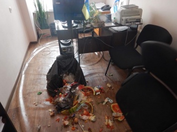 Кабинет главы Центрального района Николаева завалили мусором