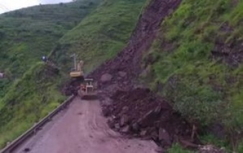 В Китае на дорогу обвалились десятки тонн земли, заблокировав проезд. Видео