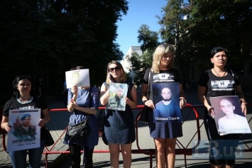 Родственники солдат ВСУ, находящихся в плену с начала 2015 года, вышли на акцию к Администрации президента
