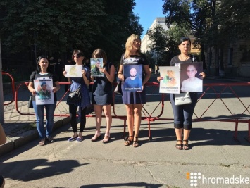Родные военнопленных устроили мирную акцию возле Администрации Президента Украины
