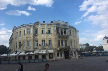 Дом Торичелли на Греческой площади уродуют балконом-новоделом