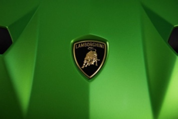 Lamborghini интригует новым суперкаром