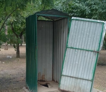 В Мелитополе горожане возмущены состоянием туалета в городском парке