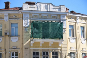 На Греческой площади памятник архитектуры решили «украсить» новым балконом. Фото