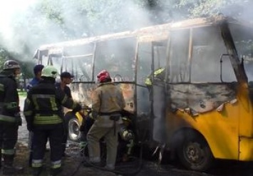 В Чернигове на ходу загорелась маршрутка с 20 пассажирами (фото, видео)