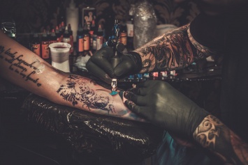 Отказали органы: обычная татуировка отправила киевлянина в кому