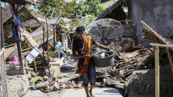 Мощное землетрясение в Индонезии: число жертв возросло до почти 350 человек