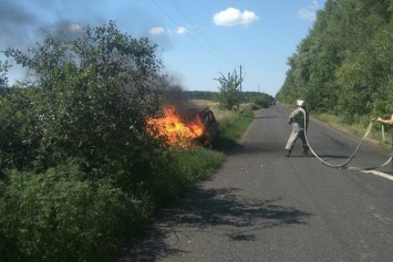 Под Харьковом на ходу загорелся автомобиль с газовым баллоном в багажнике