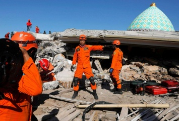 До 400 человек. В Индонезии сообщают о масштабном количестве погибших из-за землетрясения