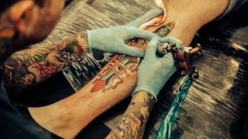 Киевский парень после сделанной татуировки впал в кому