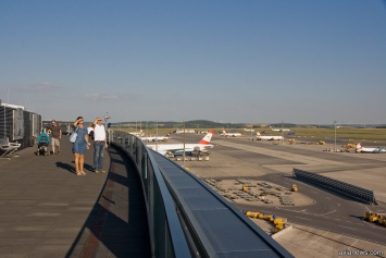 Аэропорт как на ладони: обзорная площадка на крыше терминала в аэропорту Вены Швехат