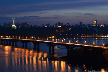 Киевляне рискуют жизнью: главный мост столицы "устал" вслед за Шулявским