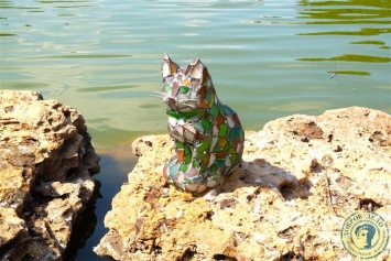 В Одессе появилась новая стеклянная скульптура кота. Фото