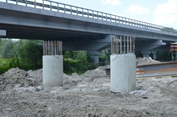 На трассе Киев-Харьков строят мост через реку (фото)