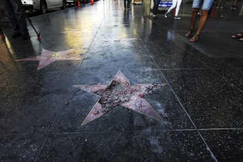Власти Голливуда требуют убрать звезду Трампа с Аллеи славы