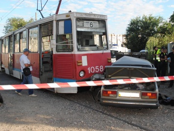 В Николаеве трамвай столкнулся с ВАЗ, пассажир авто в больнице