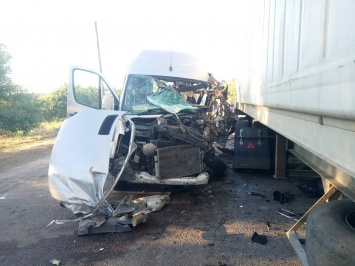 Рейсовый автобус влетел в грузовик в Днепропетровской области: 4 пострадавших