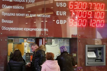 Рубль и фондовый рынок России упали из-за "драконовских" санкций США