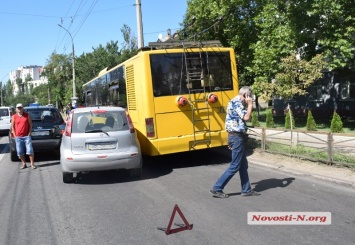 В Николаеве «Хюндай», «Ниссан» и троллейбус заблокировали дорогу на Намыв