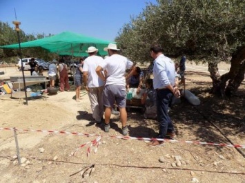 «Припарковался в надгробие»: Фермер с Крита случайно нашел древнюю могилу
