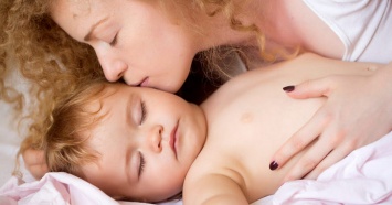Сила материнской любви способна творить чудеса: волшебные фразы перед сном ребенку, имеющих исцеляющий эффект