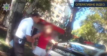 «Пьяное ДТП» на Черемушках: женщина-водитель разбила авто и пыталась драться с патрульными. Видео
