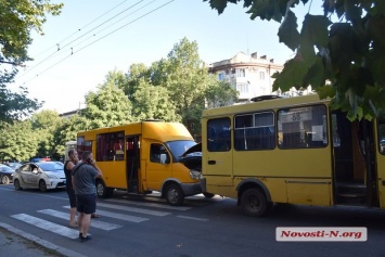 В центре Николаева столкнулись две маршрутки - пострадал пассажир