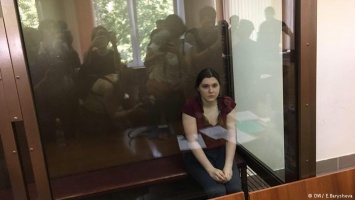 "Дочь, ты держись": суд продлил арест 18-летней Анне Павликовой