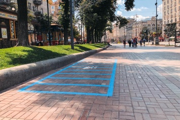 В центре Киева на тротуаре появилась ярко-голубая разметка: что означает