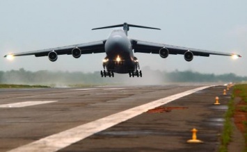 «Клюнул носом»: Гигантский транспортный самолет ВВС США совершил аварийную посадку