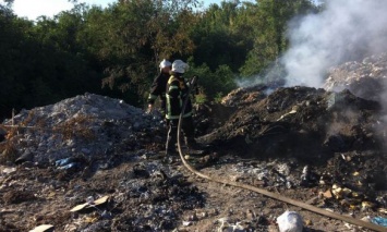 В Полтавской обл. горит свалка, огнем охвачено 8 соток с отходами