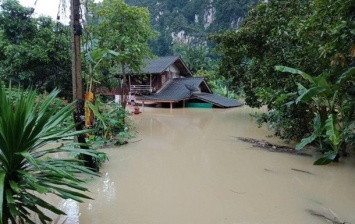 В Таиланде из-за шторма эвакуируют туристов